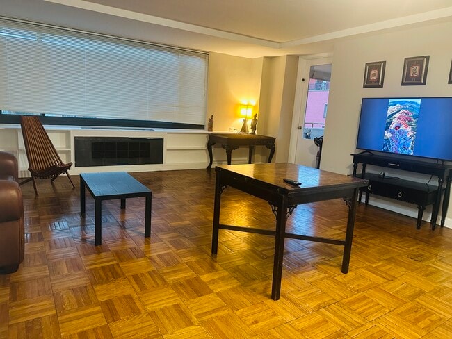 1011 Arlington Blvd, Unit 907 in Arlington, VA - Foto de edificio - Building Photo