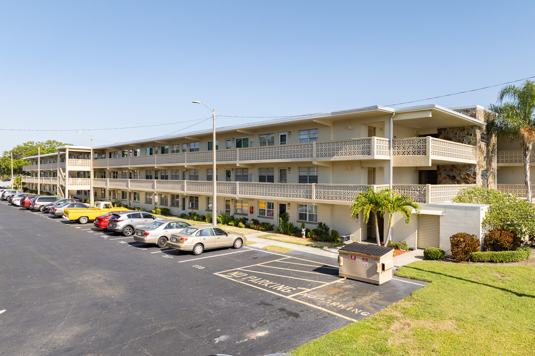 Gateway Square Condominiums in St. Petersburg, FL - Foto de edificio