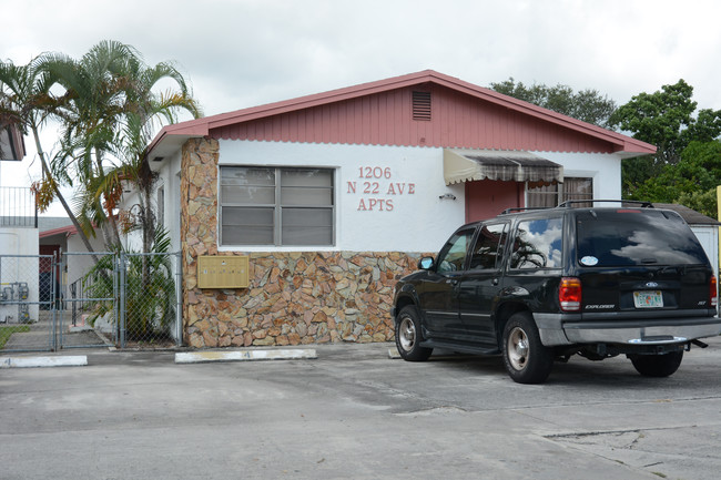 1206 N 22nd Ave in Hollywood, FL - Building Photo - Building Photo