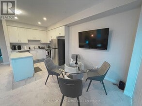 2 Mockingbird Ln in Hamilton, ON - Building Photo - Building Photo