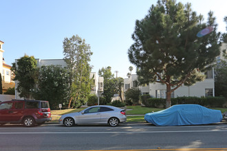 Voss Apartments in Santa Monica, CA - Building Photo - Building Photo