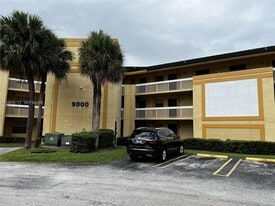 9000 NW 28th Dr in Coral Springs, FL - Building Photo