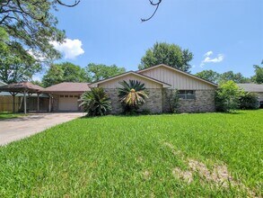 1703 Raintree Dr in Baytown, TX - Building Photo - Building Photo