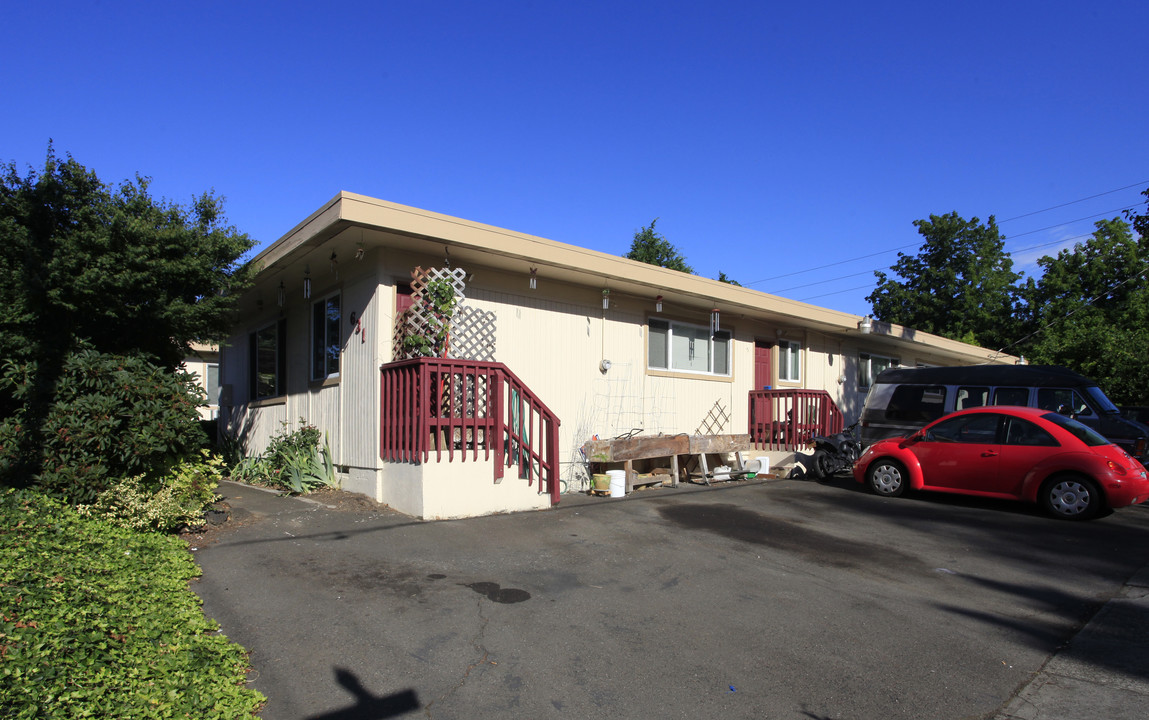 629-631 SE Tacoma St in Portland, OR - Building Photo