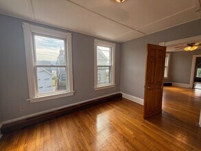 10 Courtney Ave-Unit -Unit 3 in Newburgh, NY - Building Photo - Building Photo