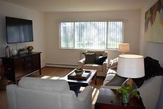 Brook Lane Apartments in Milwaukee, WI - Foto de edificio - Building Photo