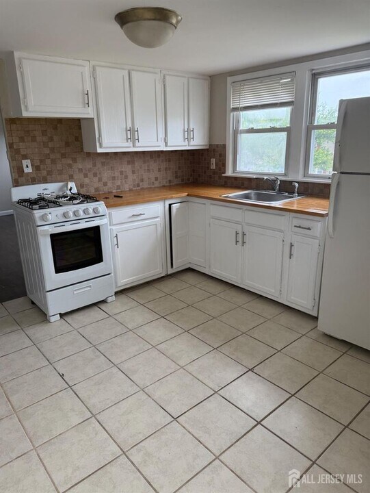 8 Kendall Dr in Parlin, NJ - Building Photo