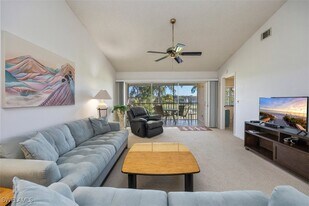 5975 Bloomfield Cir in Naples, FL - Building Photo