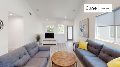 564312 Auckland Ave in Los Angeles, CA - Building Photo - Building Photo