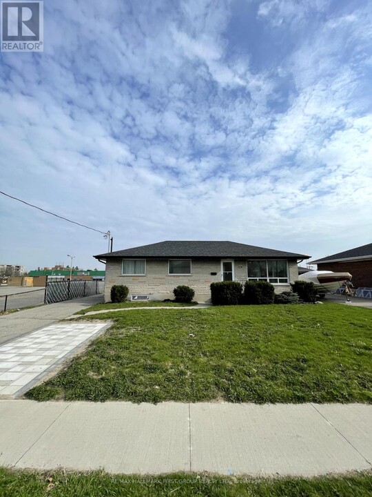 611 Bond St E in Oshawa, ON - Building Photo