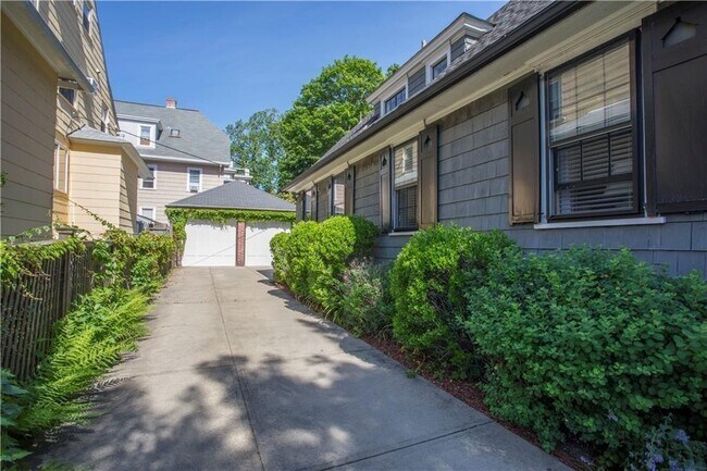 8 Moses Brown St in Providence, RI - Building Photo - Building Photo