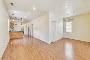 1844 N Mozart St, Unit 2 Apartamentos