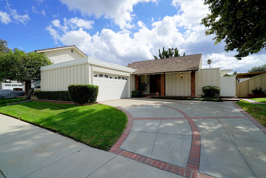 23618 Vía Corsa in Santa Clarita, CA - Building Photo