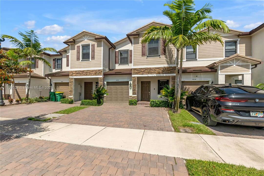 4650 Santa Cruz Way in Davie, FL - Building Photo