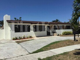 855 W 72nd St in Hialeah, FL - Building Photo