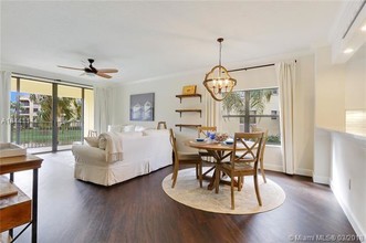 100 Uno Lago Dr in Juno Beach, FL - Building Photo - Building Photo