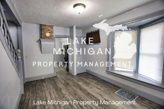 744 Lake Michigan Dr NW in Grand Rapids, MI - Building Photo - Building Photo