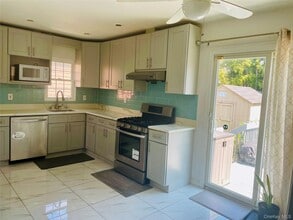 14 Park W in New Hyde Park, NY - Building Photo - Building Photo