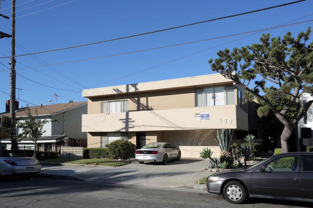 807 Edgewood St in Inglewood, CA - Building Photo