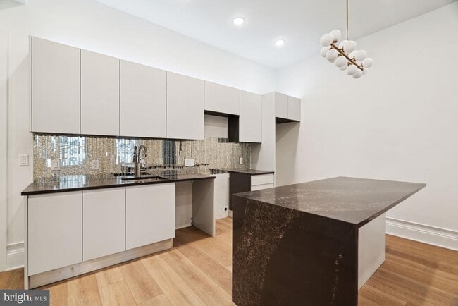 1822 Chestnut St in Philadelphia, PA - Building Photo - Building Photo