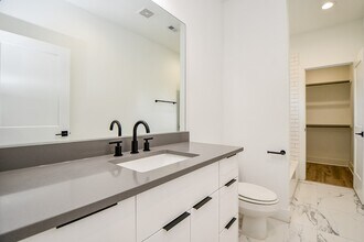 2404 Hadley St in Houston, TX - Foto de edificio - Building Photo