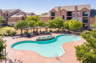 Dakota Arms Apartments in Lubbock, TX - Building Photo