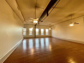 105 W Hickory St, Unit A in Denton, TX - Building Photo - Building Photo