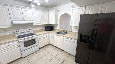 711 N Pine Island Rd in Plantation, FL - Building Photo - Building Photo