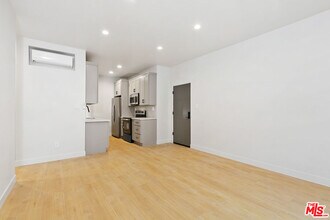 7229 Willoughby Ave in Los Angeles, CA - Building Photo - Building Photo
