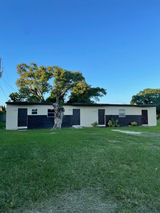 11401 Bailes Rd in Miami, FL - Building Photo