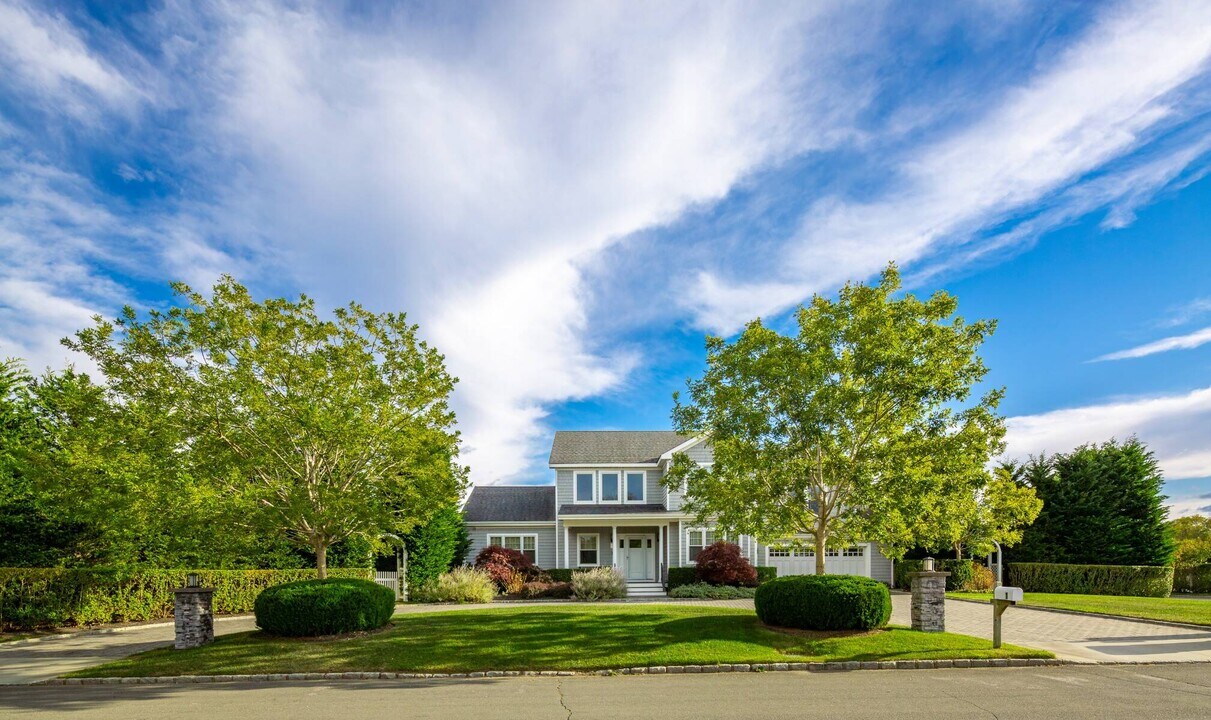 1 Fall Ct in Southampton, NY - Building Photo