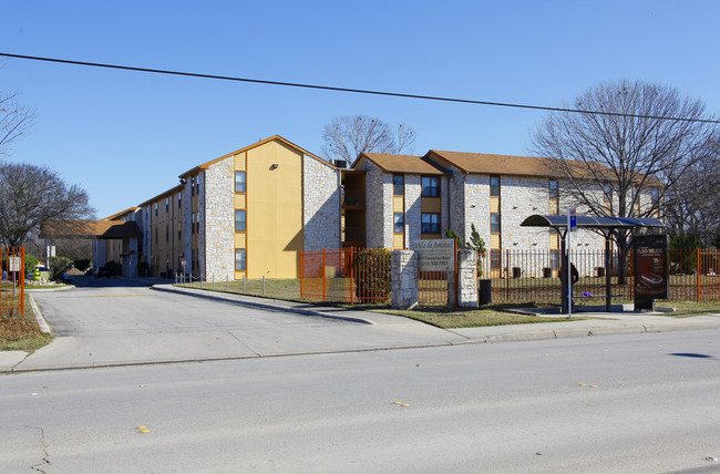 Villa De Amistad Senior Homes in San Antonio, TX - Foto de edificio - Building Photo