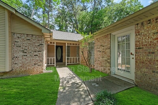 property at 32 N Pathfinders Cir