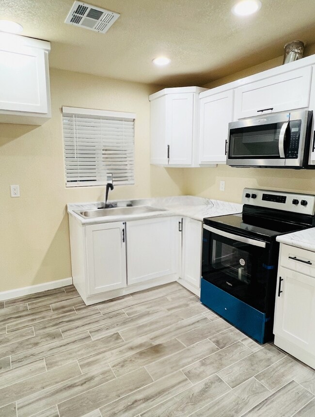 1506 W Orange Ave, Unit 1506 W Orange Ave in El Centro, CA - Building Photo - Building Photo