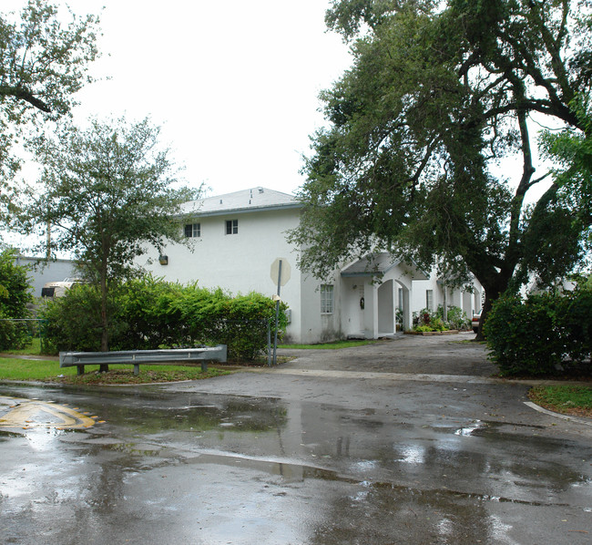 2570-2576 NE 193rd St in Miami, FL - Foto de edificio - Building Photo