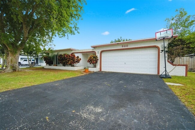 920 NW 92nd Ave in Pembroke Pines, FL - Building Photo - Building Photo