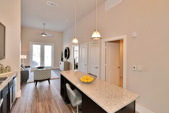 Oaks 5th Street Crossing at City Station in Garland, TX - Foto de edificio - Building Photo