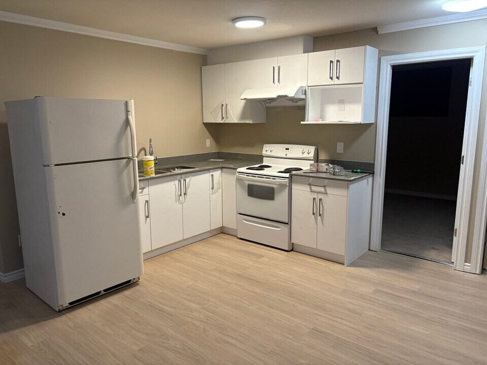 9341 122 St in Surrey, BC - Building Photo