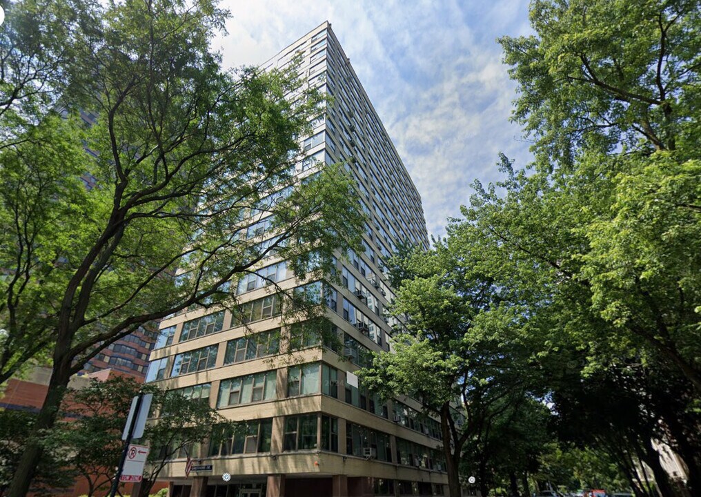 2970 N Lake Shore Dr, Unit 18D in Chicago, IL - Foto de edificio