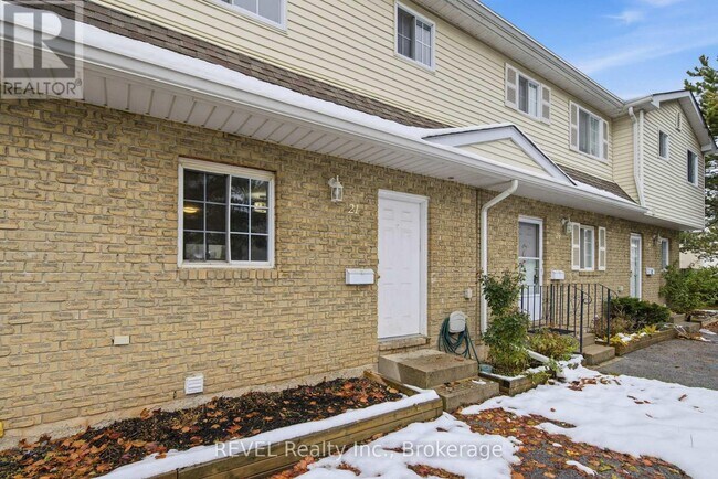 8136 Coventry Rd in Niagara Falls, ON - Building Photo - Building Photo