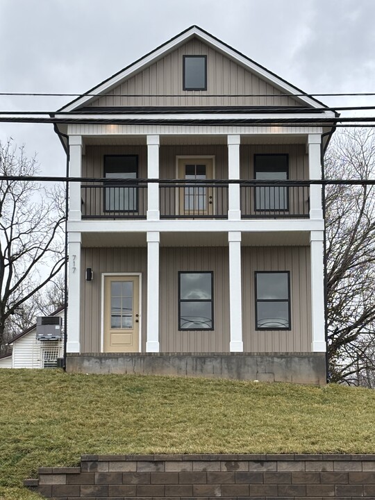 717 Crossland Ave in Clarksville, TN - Foto de edificio