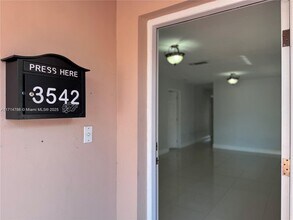 3542 SW 24th St in Miami, FL - Building Photo - Building Photo