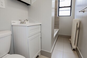 526 W Cornelia Ave, Unit 220 in Chicago, IL - Building Photo - Building Photo