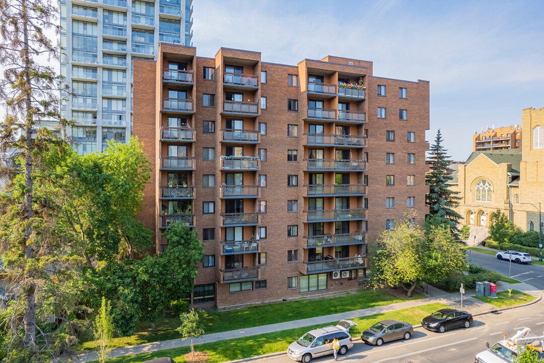 Grace Manor in Calgary, AB - Building Photo