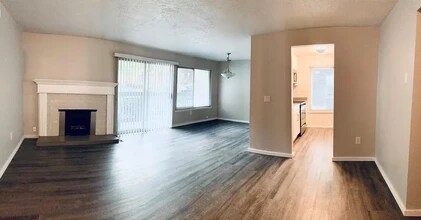 12626 NE 118th St, Apt 2 in Kirkland, WA - Foto de edificio - Building Photo