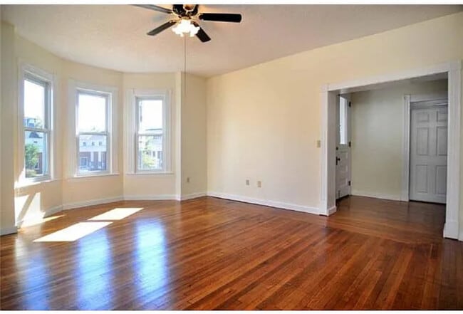 285 Main St, Unit 3 in Bristol, CT - Foto de edificio - Building Photo