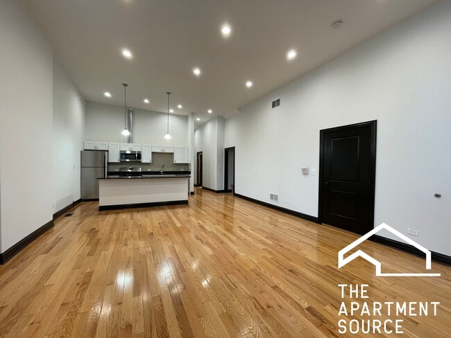 2842 W Augusta Blvd, Unit 1000-1E in Chicago, IL - Building Photo - Building Photo