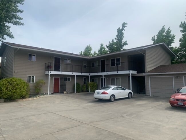 1852 Medart Ln in Grants Pass, OR - Building Photo - Building Photo