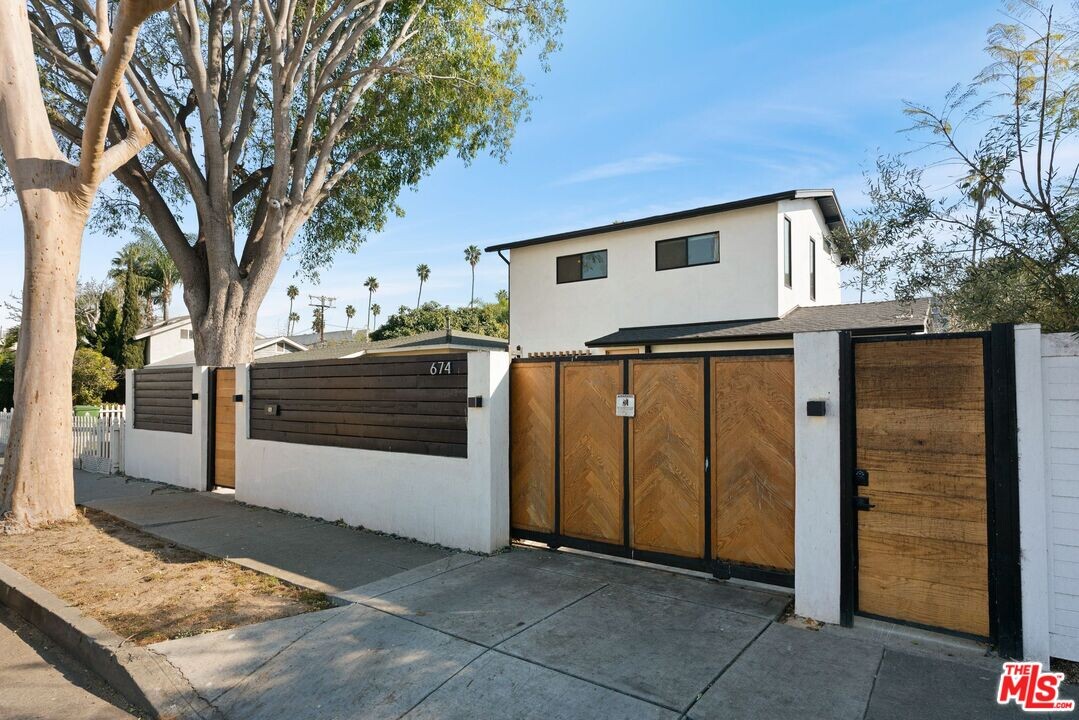 674 Olive St in Los Angeles, CA - Building Photo