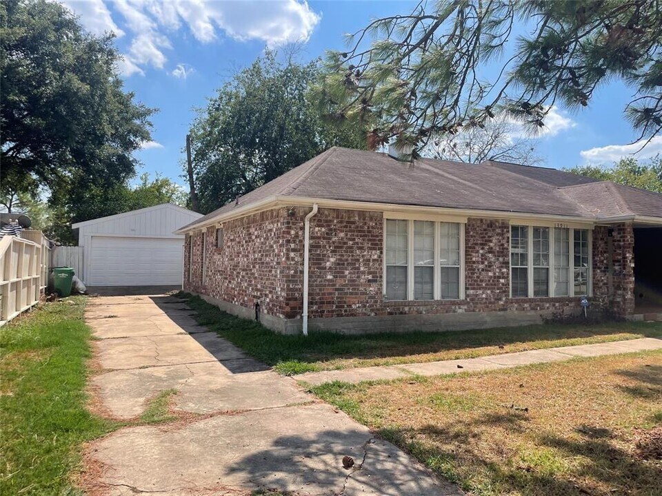 13911 Cravenridge Dr in Houston, TX - Building Photo